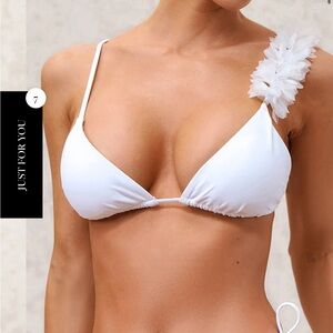CASSIA
WHITE TRIANGLE FLOWER TRIMMED BIKINI TOP